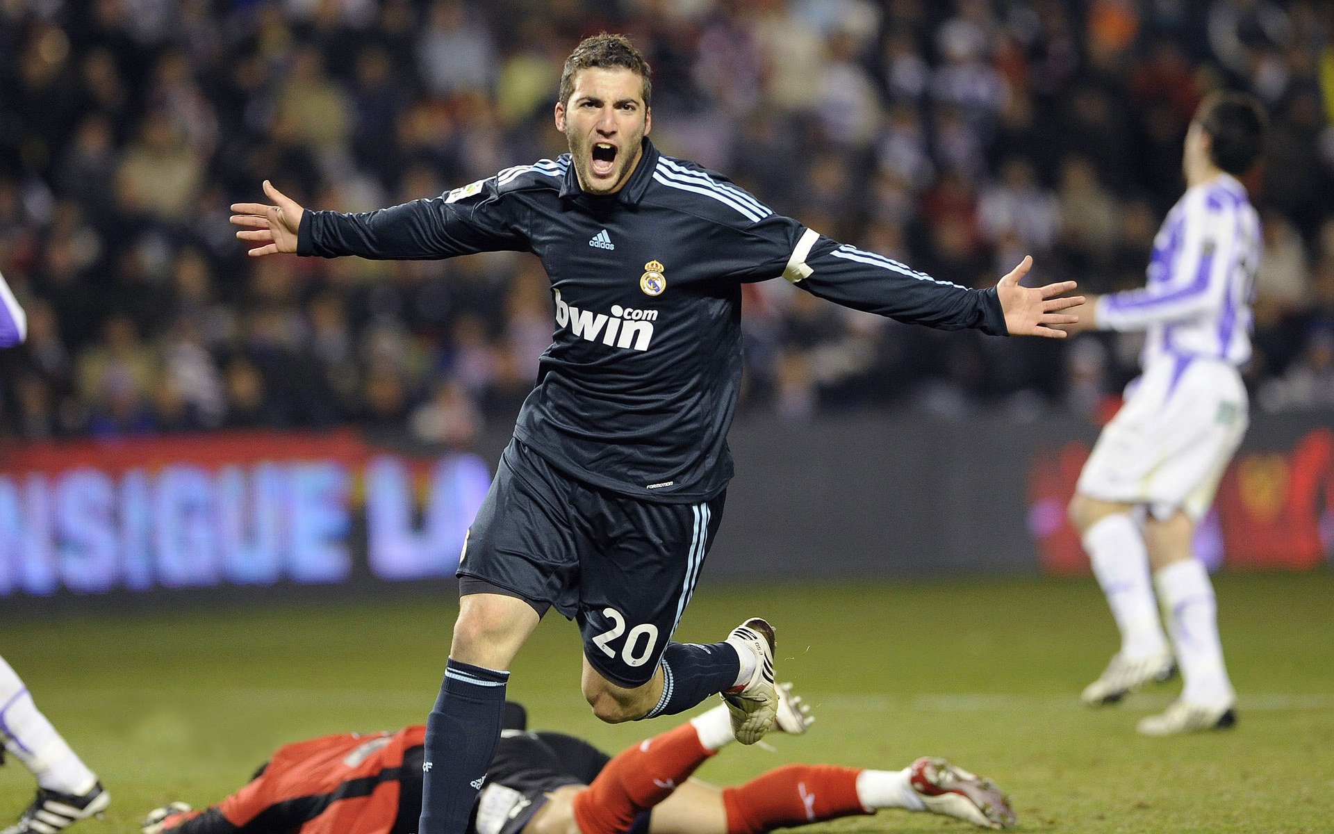 开云体育客户端-比赛中球队展现出团结互助的精神，球队团结的话